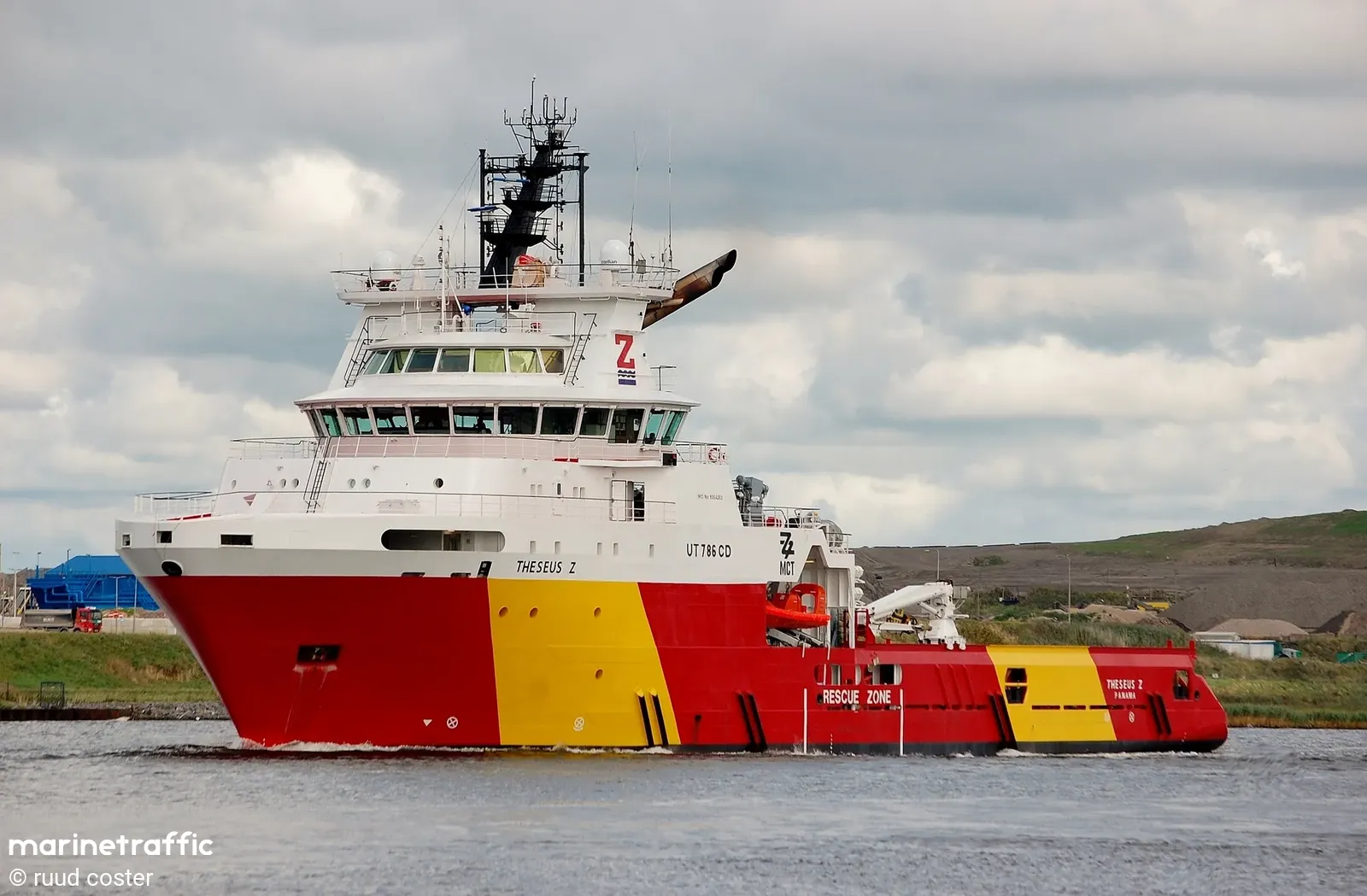 Navio THESEUS Z da Galáxia cortando as ondas